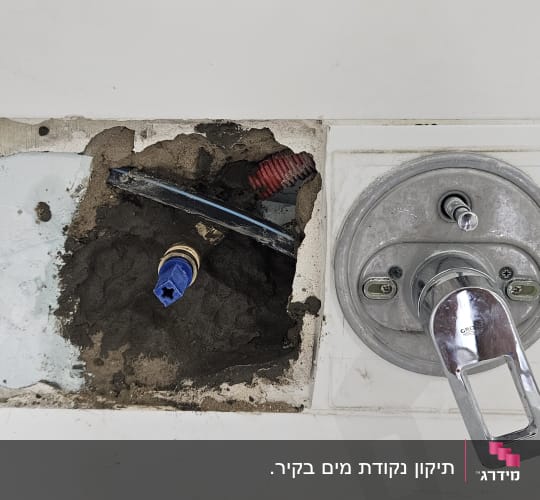 ברז מים מותקן בקיר עם צינור חשוף